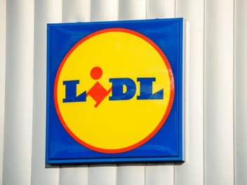 Lidl-Logo an einer Fassade.