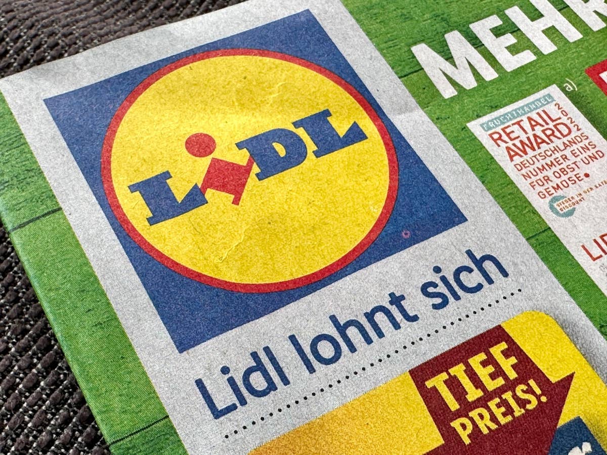 Lidl: Neue E-Bikes zu Kracherpreisen Lidl-Logo auf einem Lidl-Prospekt.