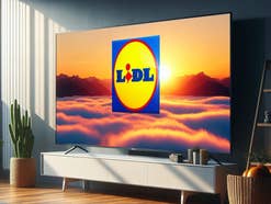 Fernseher in einem Wohnzimmer mit dem Logo von LIdl auf dem Display.