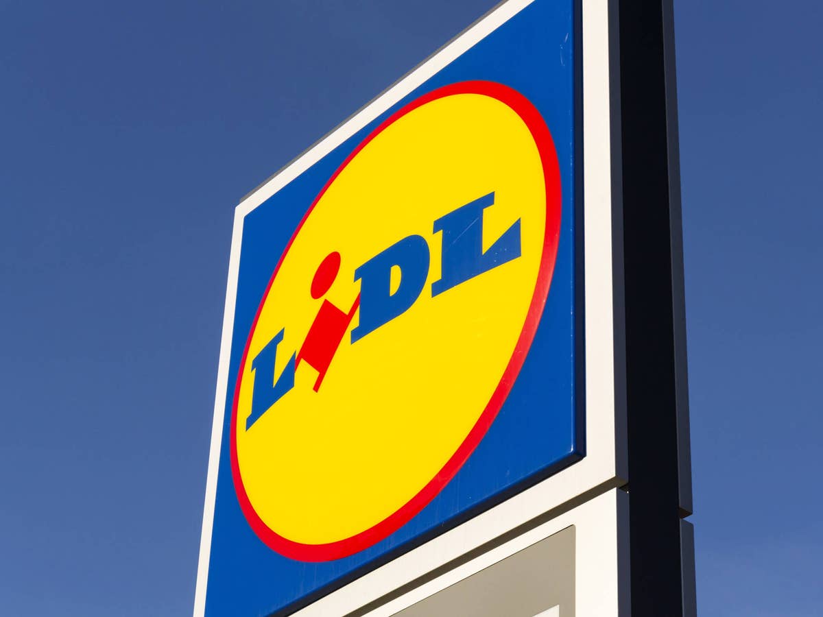 Lidl Logo auf einem Straßenschild.