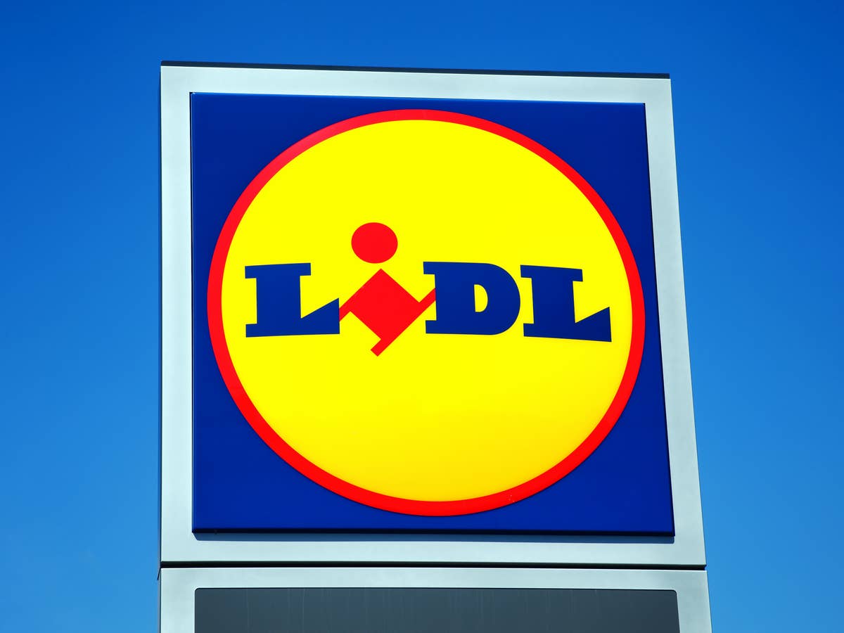 Lidl-Logo auf einem Straßenschild.