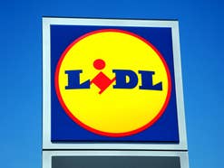 Lidl-Logo auf einem Straßenschild.