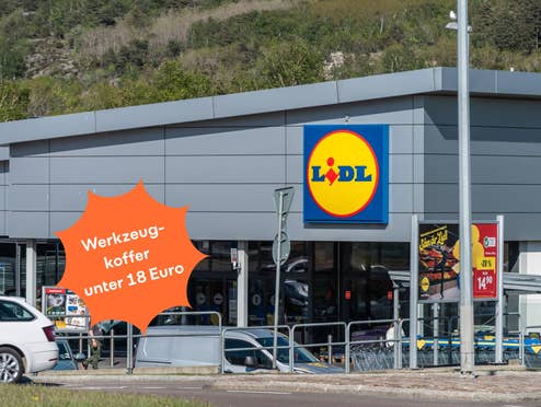Eine Lidl-Filiale von vorne vor einem Hügel