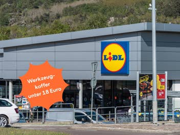 Eine Lidl-Filiale von vorne vor einem Hügel