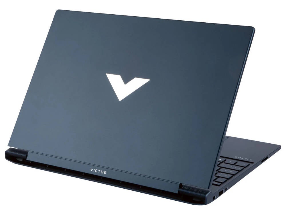 HP Victus Notebook mit Blick auf die Rückseite des Bildschirms mit aufgebrachtem V-Logo.