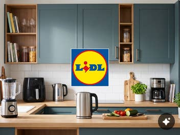 Dieses Lidl-Küchengerät gibt es gerade für nur 25 Euro. Eine Küchenzeile mit mehreren Küchengeräten und dem Lidl-Logo