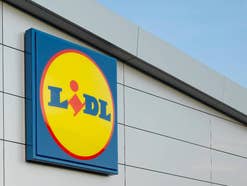 Ein Lidl Logo an einer Filiale in Nahaufnahme