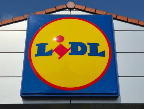 Lidl-Logo auf einer Filiale des Discounters