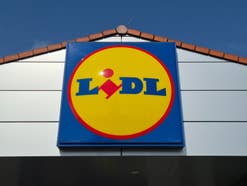 Lidl-Logo auf einer Filiale des Discounters