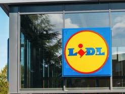 Lidl-Logo bei Sonnenschein