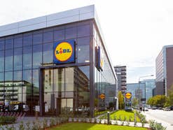 Eine Lidl Filiale mit Glasverkleidung im Sonnenschein