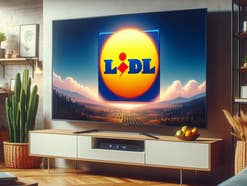 Fernseher in einem Wohnzimmer mit Lidl-Logo.