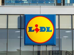 Lidl Logo an einem Lidl Geschäft.