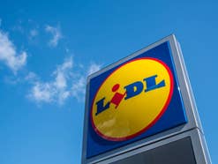 Lidl-Straßenschild mit Lidl-Logo.