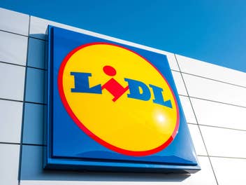 Lidl Logo an einem Supermarkt in Eschweiler.