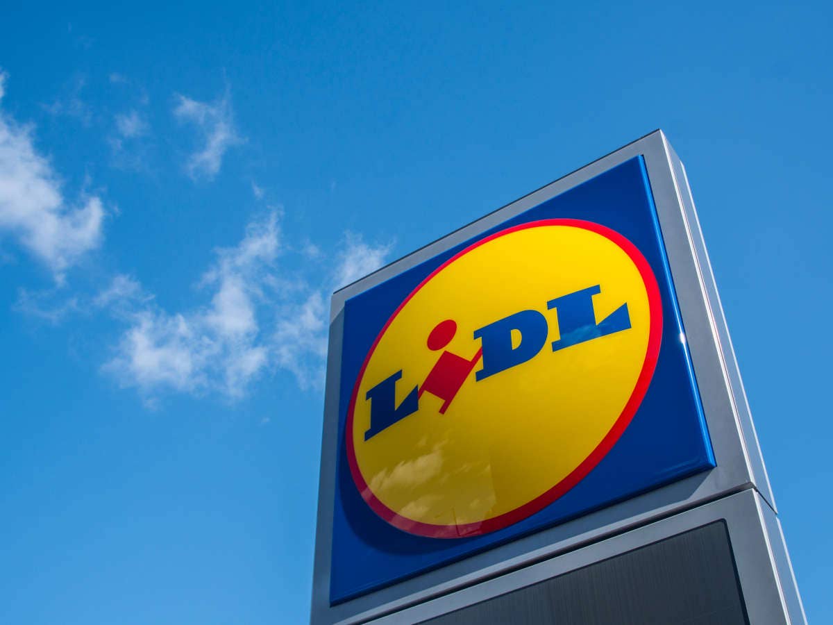 Lidl Logo vor blauem Himmel