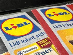 Lidl: Notebook-Schnäppchen mit dem gewissen Extra Lidl-Logos auf zwei Lidl-Prospekten.