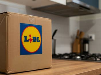 Lidl-Paket steht in einer Küche