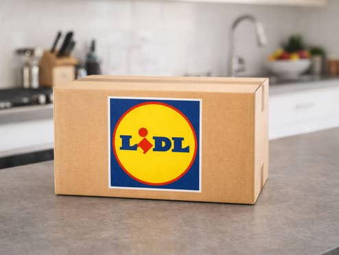 Lidl-Paket steht in der Küche