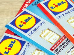 Lidl-Prospekte auf einem Tisch liegend