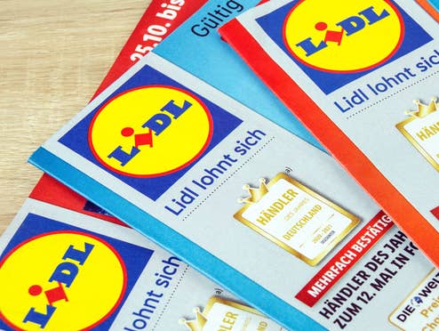 Lidl-Prospekte auf einem Tisch liegend