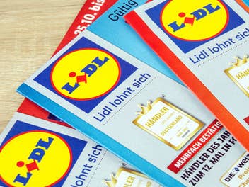 Lidl-Prospekte auf einem Tisch liegend