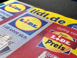 Lidl: Neue E-Bike-Schnäppchen im Angebot Lidl Prospekte liegen auf einem Tisch