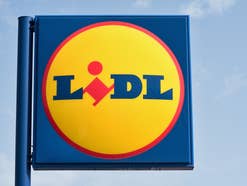 Lidl-Logo auf einem Straßenschild.