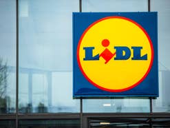 Lidl-Logo an einer Filiale.