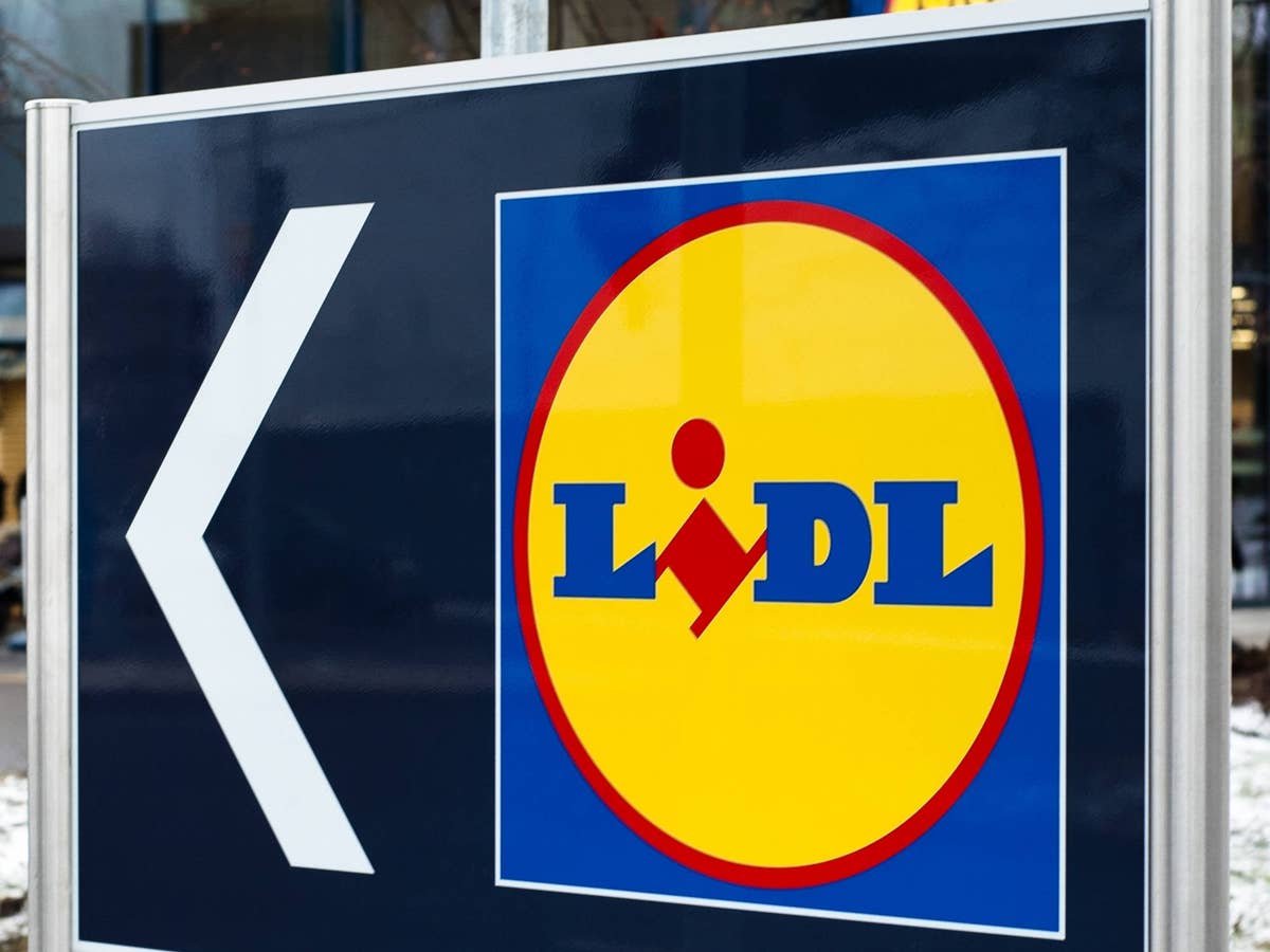 Lidl Wegweiser an einer Straße.