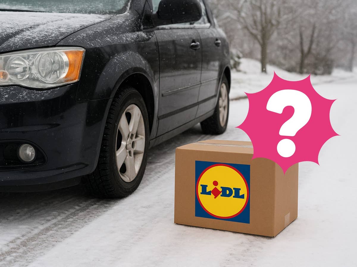 lidl-verkauft-ein-15-euro-produkt -das-viele-autofahrer-im-winter-brauchen-könnten Ein Auto steht auf einer verschneiten Straße, daneben ein Lidl-Paket