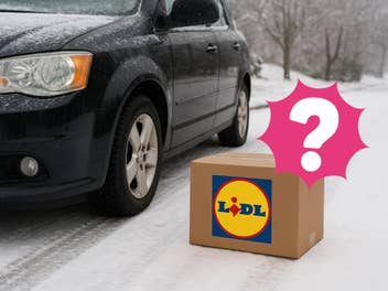 Ein Auto steht auf einer verschneiten Straße, daneben ein Lidl-Paket