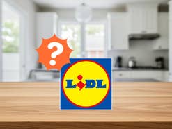 Ein Lidl-Logo und ein Fragezeichen vor einer Küche.