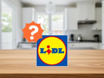 Ein Lidl-Logo und ein Fragezeichen vor einer Küche.