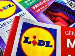 Lidl Prospekte liegen übereinander
