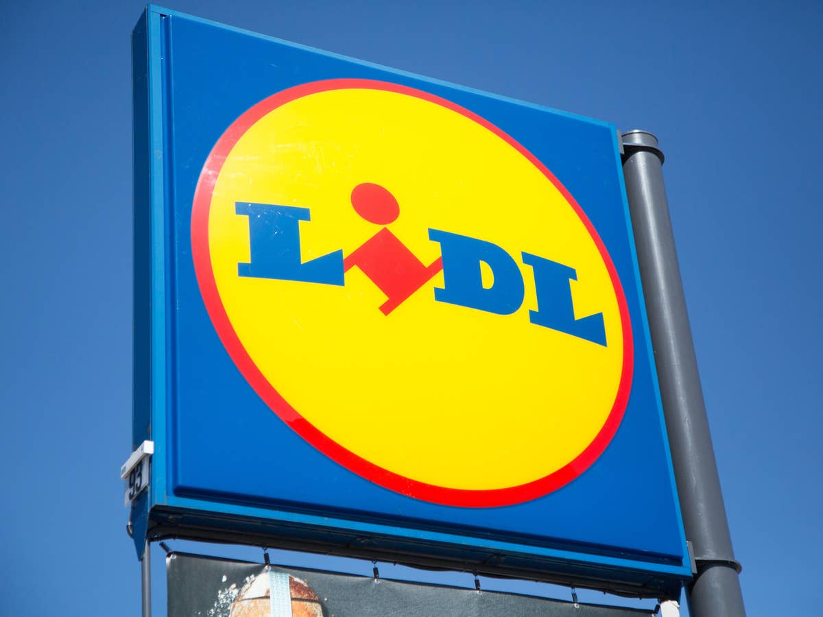 Lidl Logo auf einem Straßenschild.