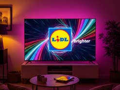 Fernseher in einem Wohnzimmer mit Logo von Lidl auf dem Display.