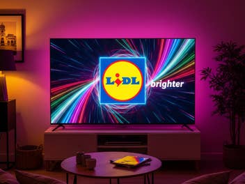 Fernseher in einem Wohnzimmer mit Logo von Lidl auf dem Display.