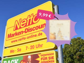 Im Hintergrund ein Schild von Netto, daneben ein Lindt-Adventskalender, der beim Discounter jetzt für 9,99 Euro im Angebot ist