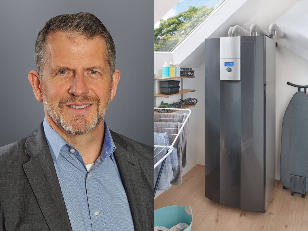 Links Edgar Timm, Director R+D der ait-group, rechts Wärmepumpe von alpha innotec