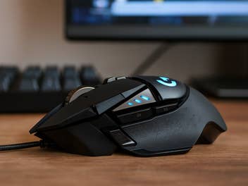 Logitech G502 Hero Gaming-Maus auf einem Schreibtisch