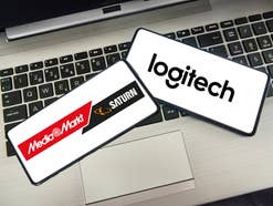 Zwei Smartphones auf einem Laptop. Jeweils mit Logitech und MediaMarkt-Logo