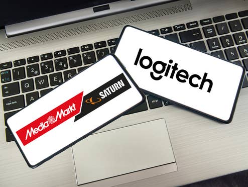 Zwei Smartphones auf einem Laptop. Jeweils mit Logitech und MediaMarkt-Logo