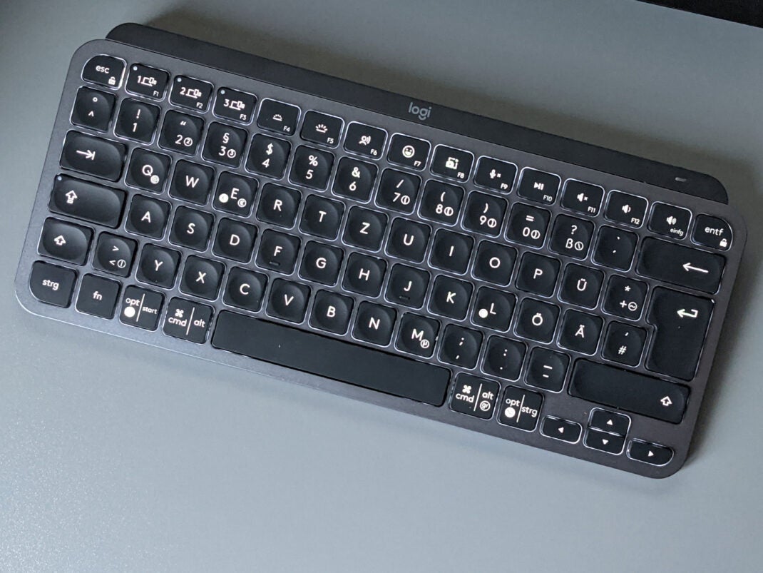 Logitech MX Keys Mini Tastatur auf grauem Hintergrund