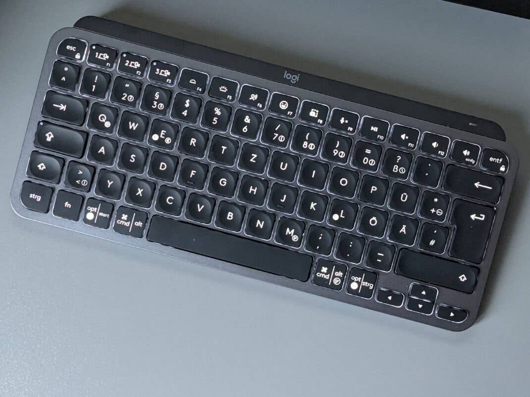 Logitech MX Keys Mini Tastatur auf grauem Hintergrund
