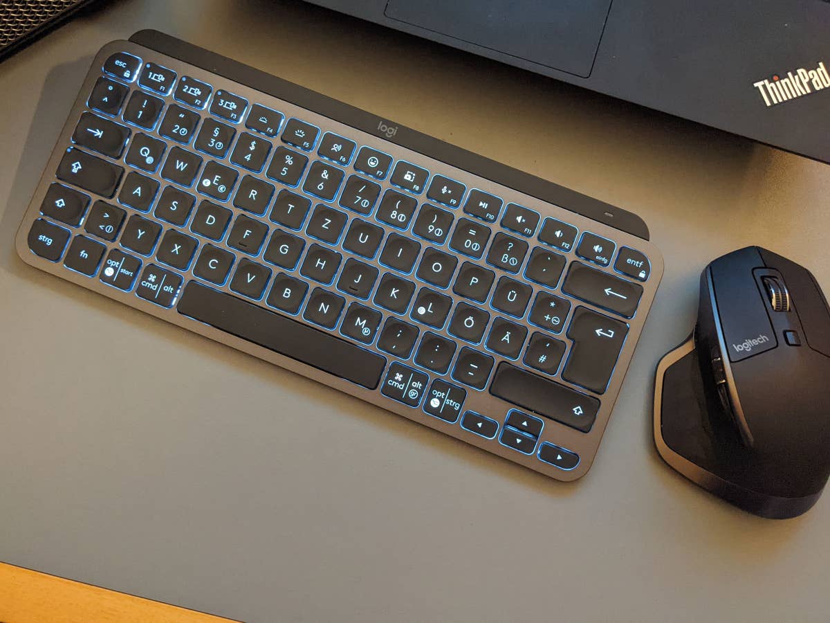 Logitech MX Keys Mini mit Beleuchtung im Büro-Setup