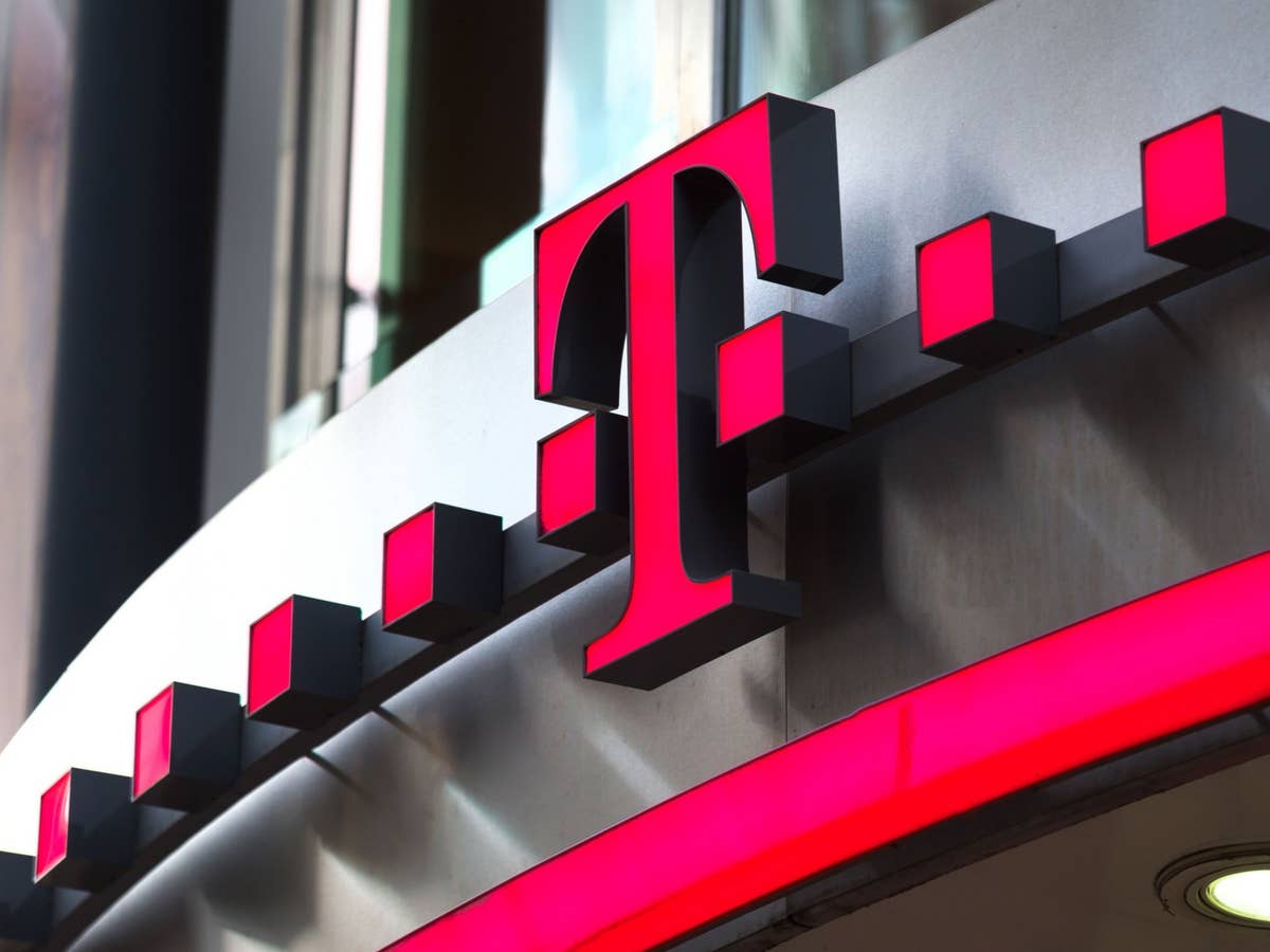 Tarif im Netz der Deutschen Telekom Logo der Deutschen Telekom auf einem Gebäude