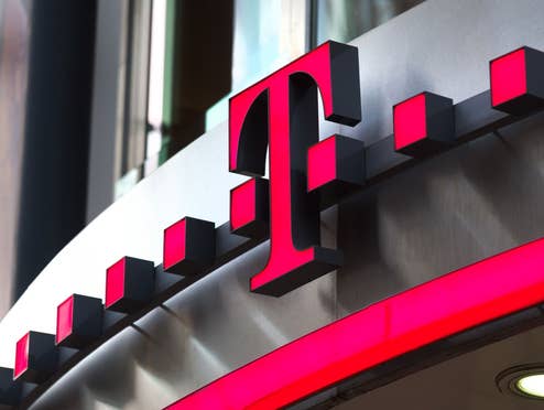 Logo der Deutschen Telekom auf einem Gebäude