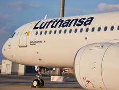 Lufthansa A321 steht an einem Flughafen.