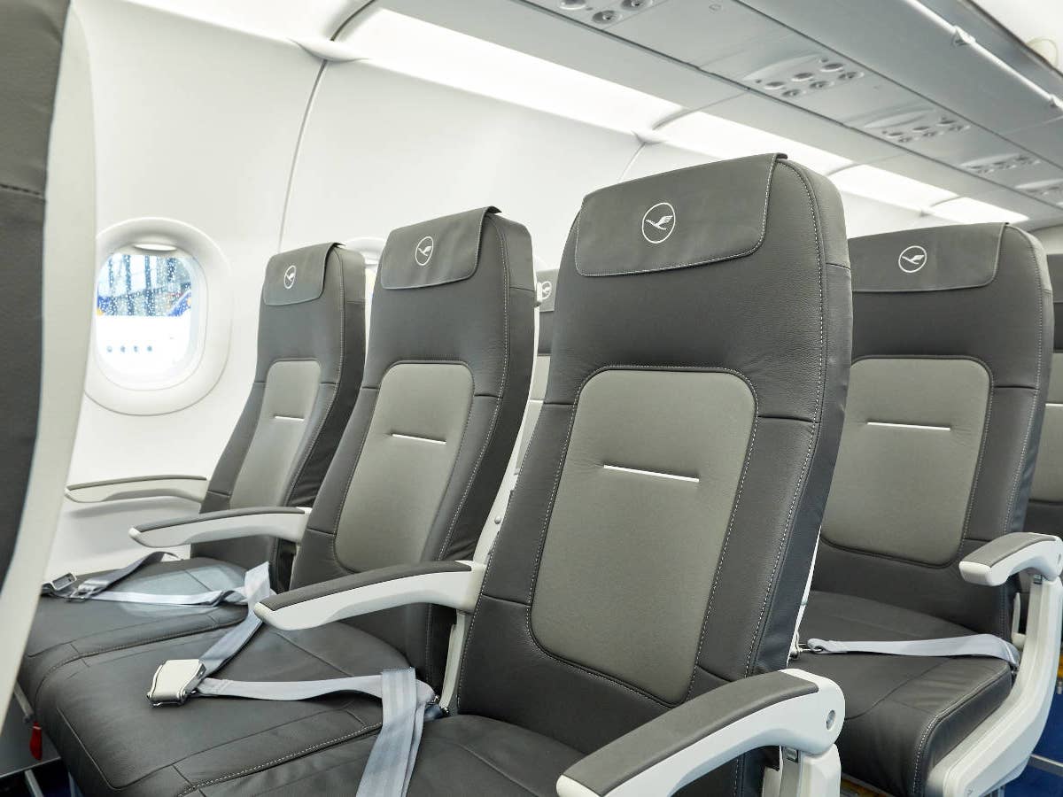 Auf Flügen ab Deutschland bleibt der Mittelsitz bei Lufthansa und Eurowings ab sofort frei.
